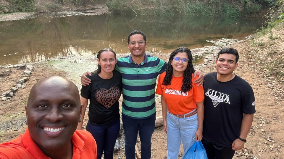 Com o apoio da igreja, Adriana realizou o desejo de ser batizada em um rio, simbolizando um novo começo (Foto: Jean Oliveira)