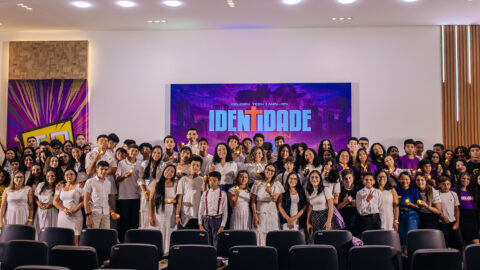 Celebra Teen reúne adolescentes em adoração e missão