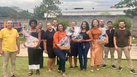 Colaboradores da Associação Rio Fluminense promovem tarde solidária em abrigo para mães e crianças em vulnerabilidade