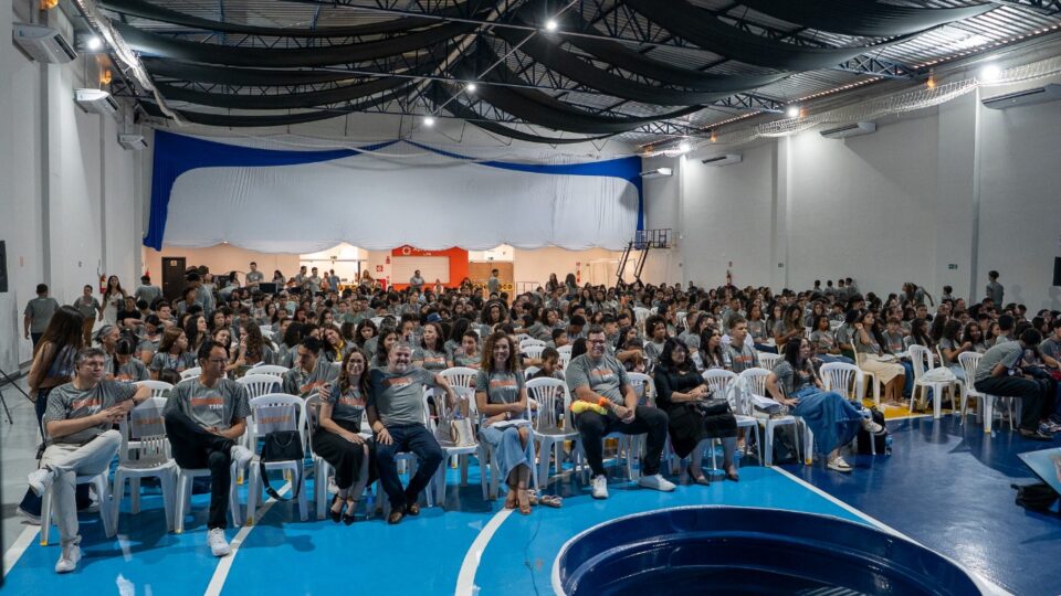 Adolescentes e líderes motivados para cumprirem a missão