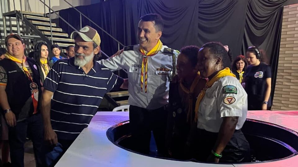Jocelene e Gustavo celebram a mudança que começou no Clube de Desbravadores e entregam a vida a Jesus através do batismo (Foto: Arquivo pessoal)
