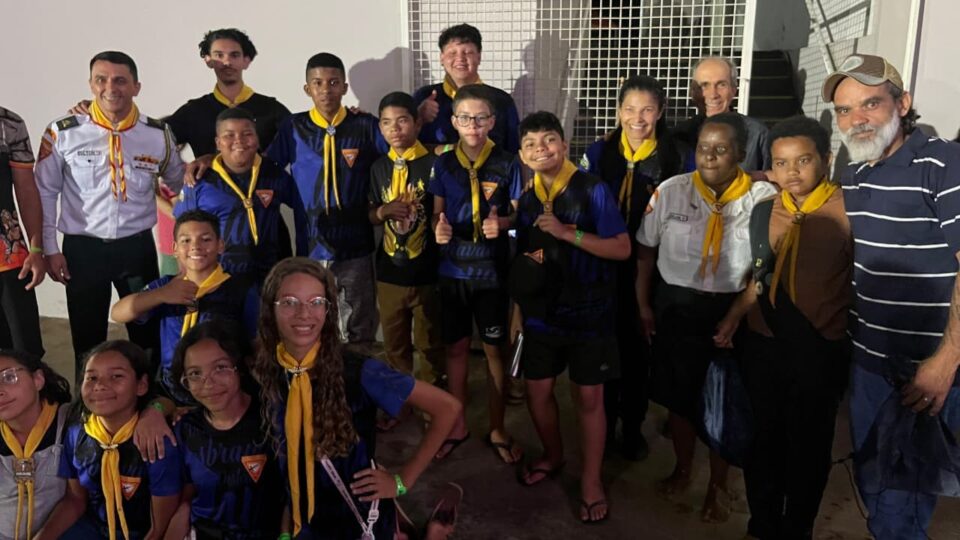 Novos amigos de Gustavo do clube de desbravadores que ajudaram em sua integração e desenvolvimento emocional (Foto: Arquivo pessoal)