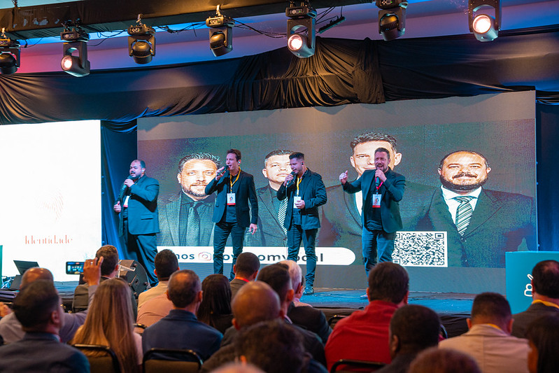 O louvor conduzido pelo grupo Novo Som Vocal reforçou a mensagem espiritual do concílio (Foto: Rafael Sampaio)