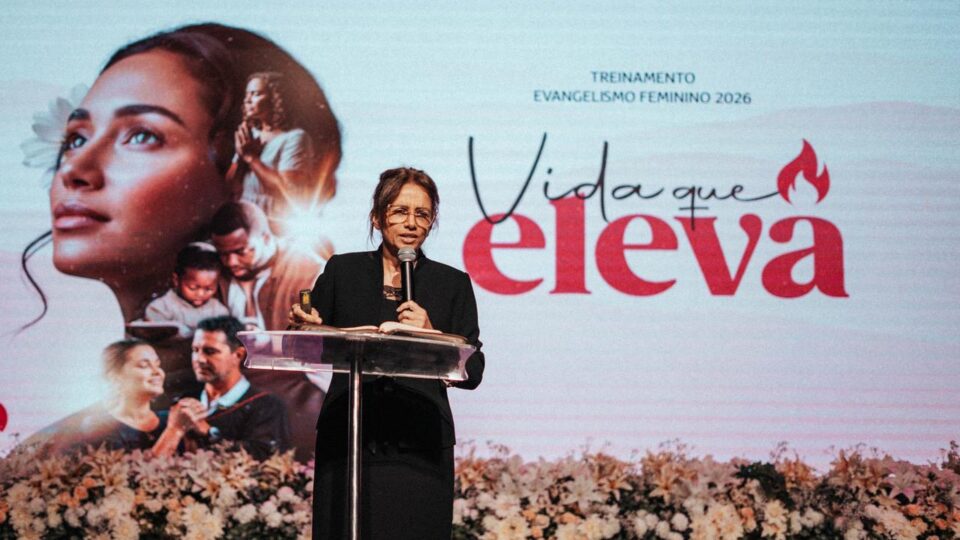 Raíssa Ribeiro em um dos momentos de relfexão espiritual (Foto: Matheus Amaral)