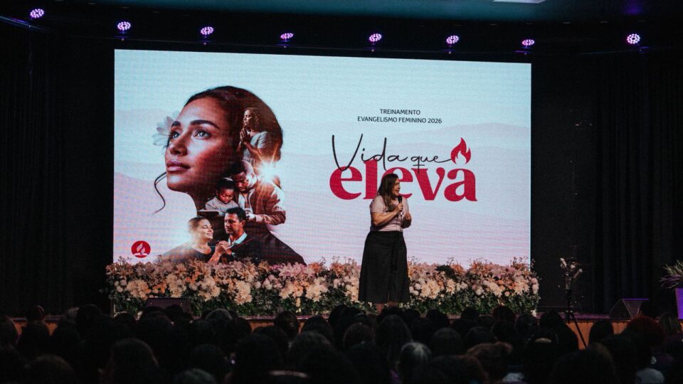 Débora dando as boas-vindas na abertura da programação. (Foto: Matheus Amaral)