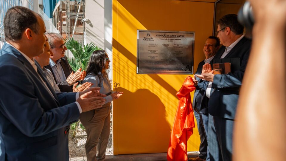 Inauguração da nova placa da unidade (Foto: Matheus Amaral)