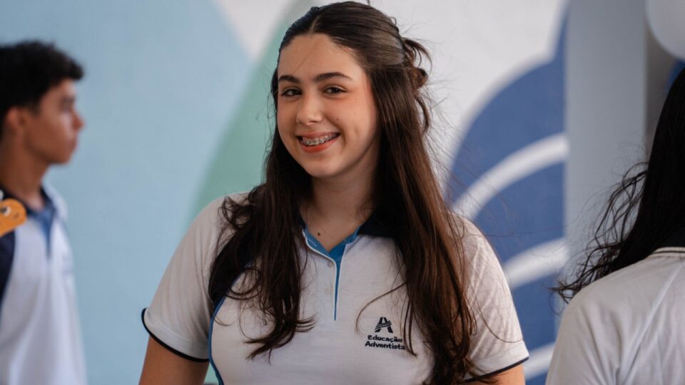 Isabela sorri pra foto durante inauguração
(Foto: Matheus Amaral)