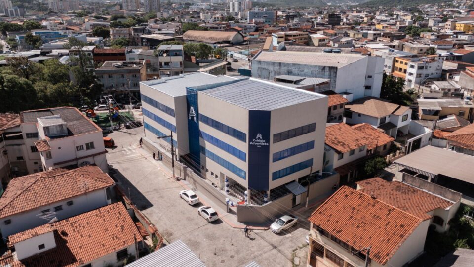 Imagem aérea do novo prédio da Escola Adventista do Ibes. (Foto: Ronnald Santos)