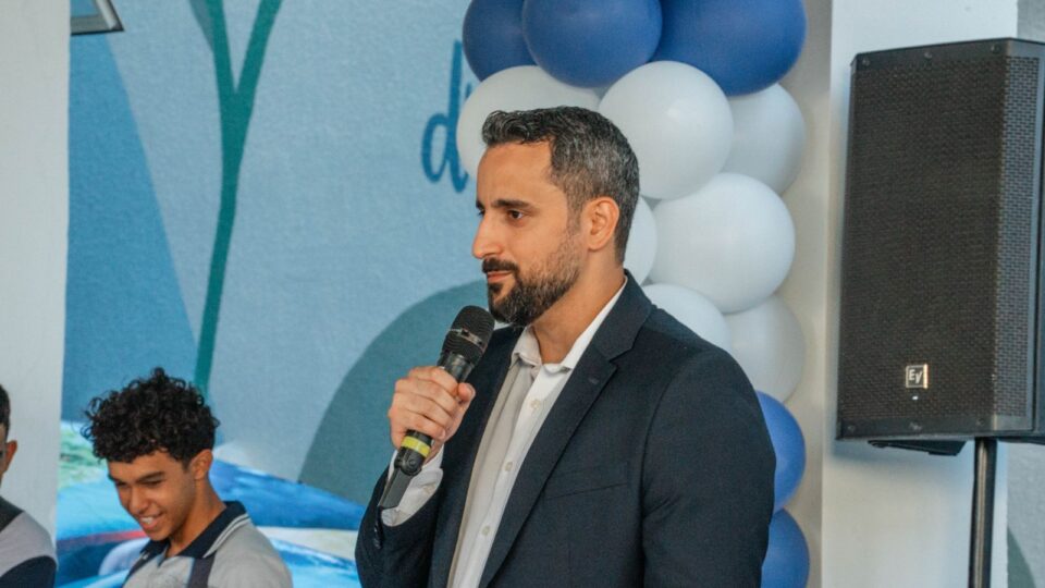 Pr. Mayko dá as boas-vindas aos presentes na celebração
(Foto: Matheus Amaral)