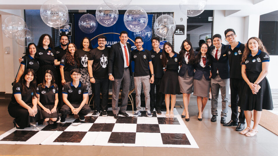 Jovens celebram o Dia Mundial com o movimento "Comunhão em Ação". (Foto: John Santos)