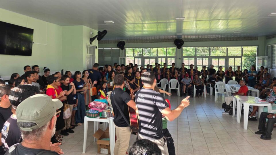 Jovens do distrito de Decouville dedicaram a tarde de sábado em uma ação no abrigo João Paulo II (Foto: Arquivo pessoal)