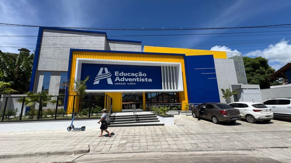 Vista frontal da Escola Adventista de Ilhéus após requalificação da estrutura
