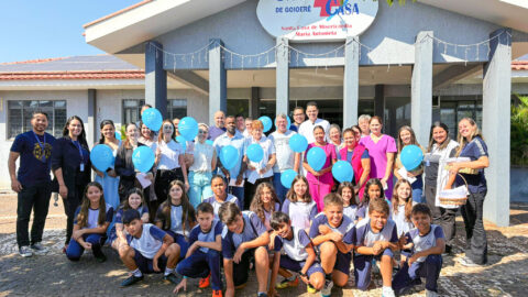 Alunos de escola adventista entregam cartas de gratidão a profissionais da saúde no noroeste do PR