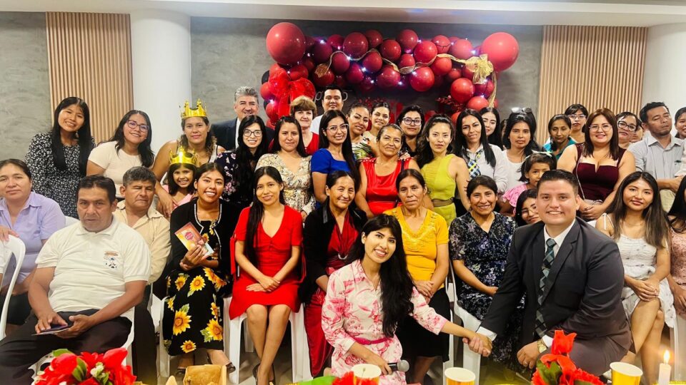 Grupo de pessoas reunidas para celebrar o estudo da Bíblia