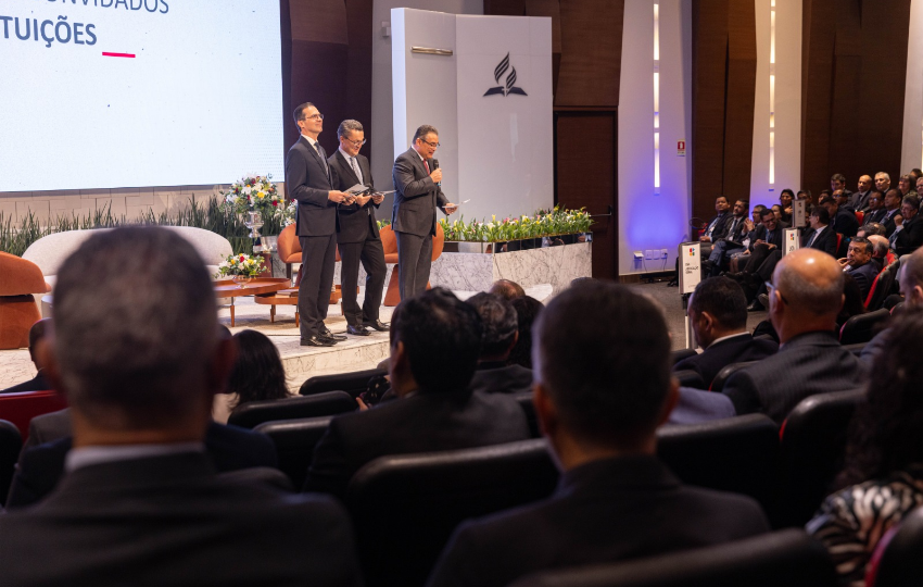 Liderança da Igreja Adventista reunida em comissão no auditório da Sede Administrativa para 8 países da América do Sul.