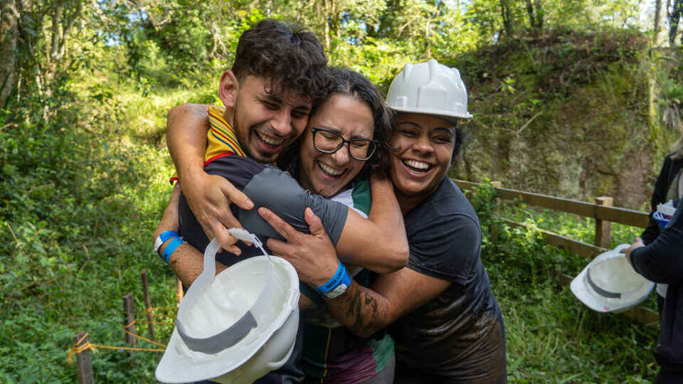 Desbravadores e Aventureiros