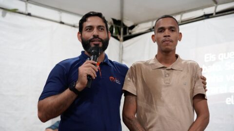 Batismo de treinador influencia jogadores durante “evangelismo de tenda” em Goiás