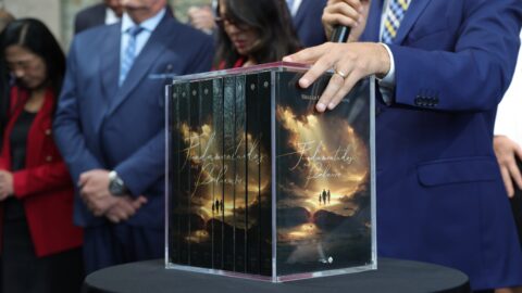 Bíblia manuscrita por mais de 700 famílias pastorais é lançada em SP