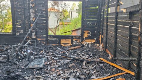 Família adventista perde casa em incêndio criminoso e campanha mobiliza comunidade em Palhoça