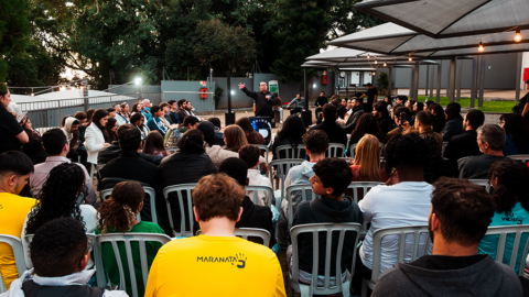 Hope Parking reúne jovens em estacionamento para momentos de louvor e estudo da Palavra