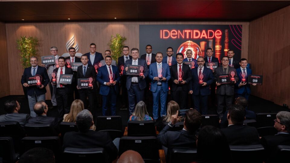 Administradores presentes na Comissão Diretiva Plenária USeB 2026 seguram placa de compromisso em fortalecer a identidade adventista (Foto: Jonny Lucas)