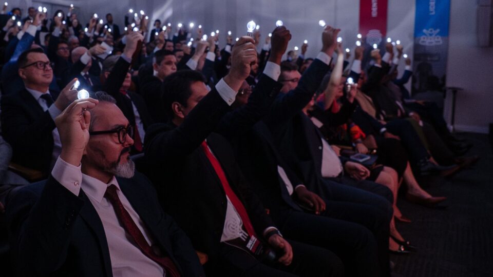 Administradores e líderes da Igreja Adventista recebem lanternas como símbolo da identidade adventista que brilha a luz de Jesus (Foto: Jonny Lucas)