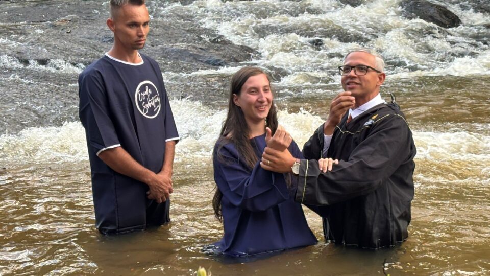 Arnaldo Liebmann e Raiane Liebmann foram alunos da Escola Bíblica Novo Tempo e decidiram pelo batismo (Foto: arquivo pessoal)