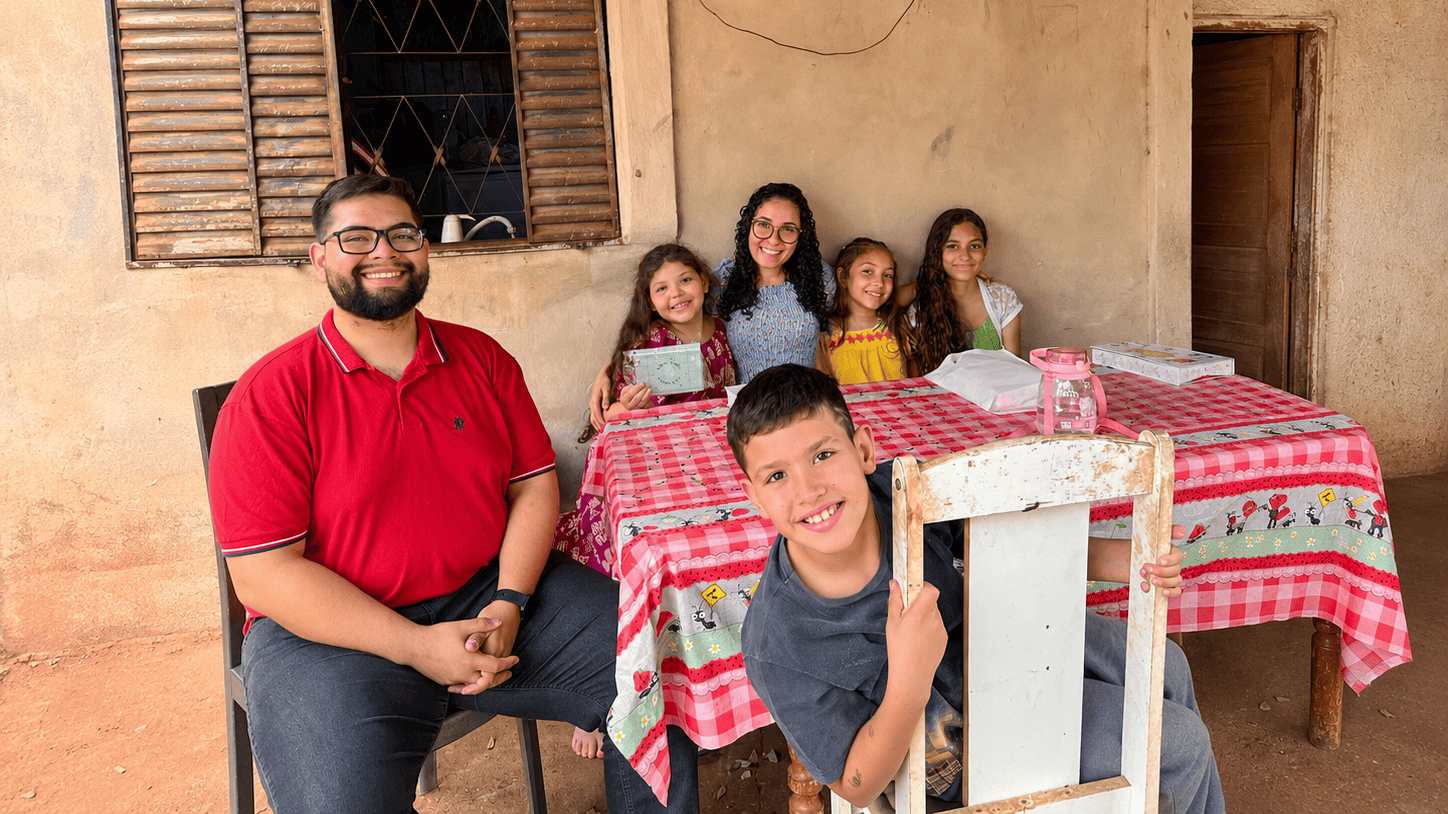Após serem cuidados e curados por Deus, o casal decidiu dedicar sua vida para servir. Atualmente, eles dão estudos bíblicos para crianças.