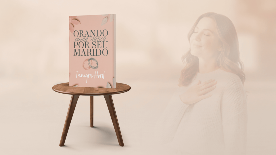 Livro de lançamento exposto em cima de uma mesinha e a figura de uma mulher orando pelo marido com expressão grata.