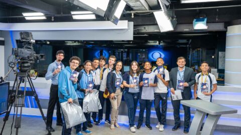 Estudantes entregam livro “Contagem Regressiva” em redação de TV