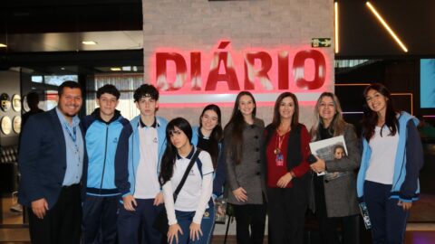 Alunos do Colégio Adventista de Santa Maria (RS) visitam emissora regional