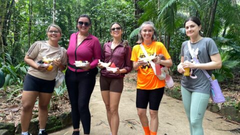 Estudantes levam mães ao bosque e vivem experiência única