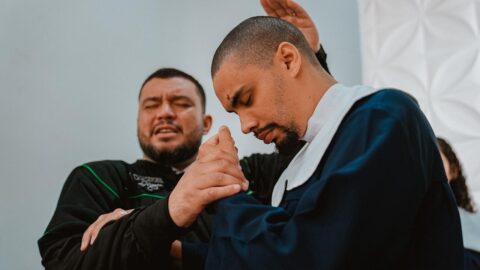 De passageiros a missionários: família é transformada após conhecer a igreja