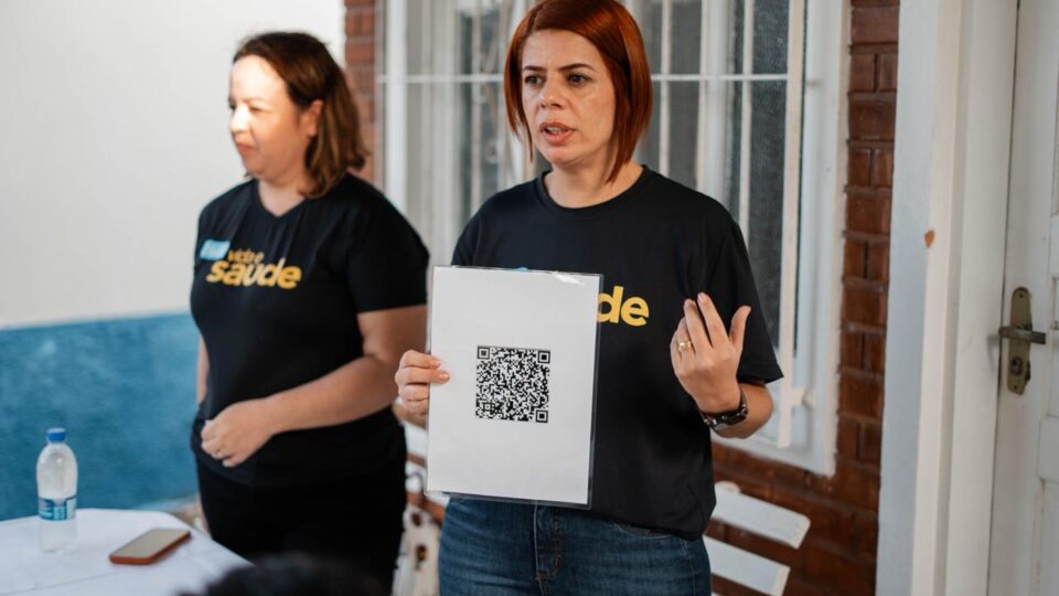 Profissionais orientam sobre os testes de autoavaliação. 
(Foto: Matheus Amaral)