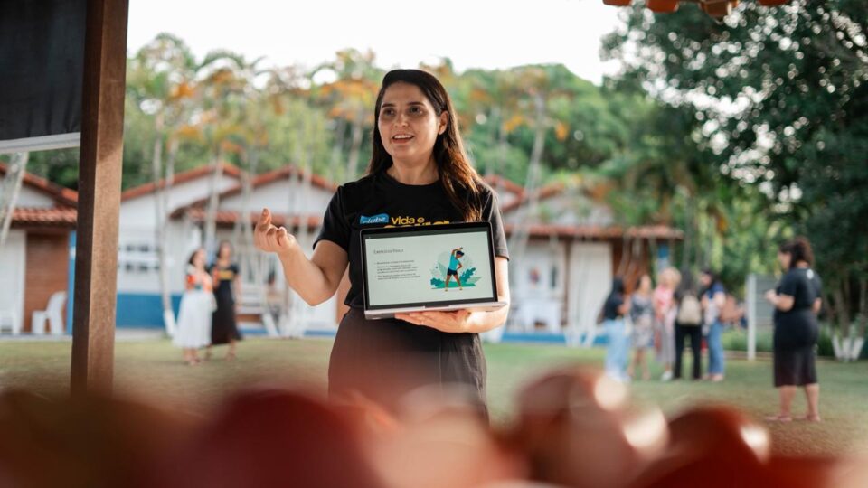 Prof. Marcela Borges falando sobre as 8 atitudes 
(Foto: Matheus Amaral)