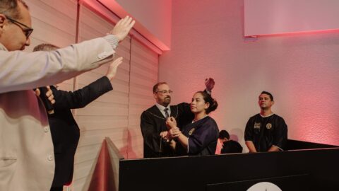Casal venezuelano celebra casamento, aniversário e batismo no mesmo dia