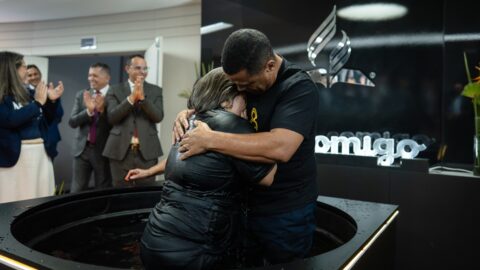 Batismos e histórias de transformação marcam abertura de reunião administrativa no Sudeste