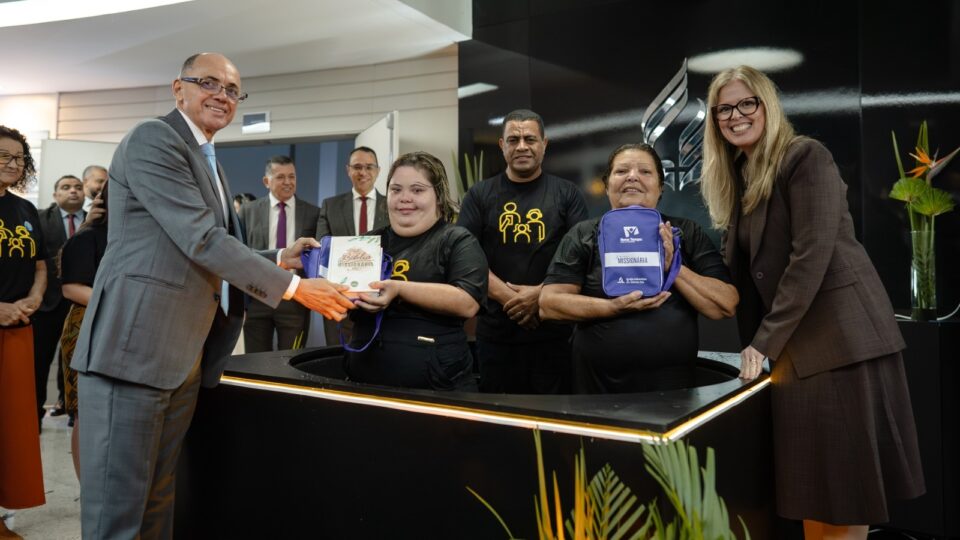 Batismo de mãe e filha durante a abertura da Comissão Diretiva Plenária USeB 2026 (Foto: Jonny Lucas)