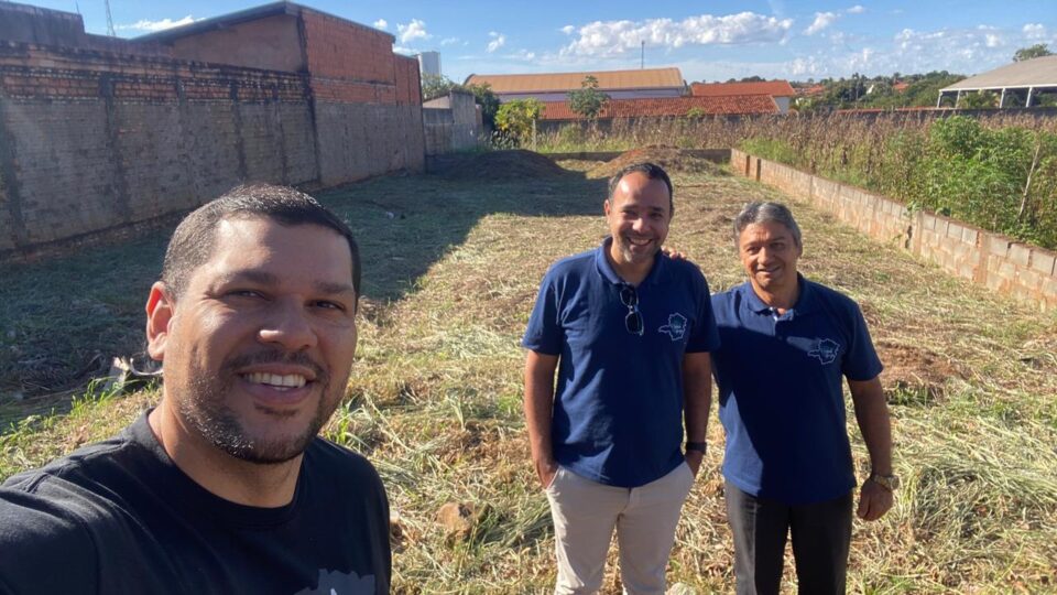 Pastor Saulo Viana, pastor Flávio Souza e Antônio Duarte em frente ao terreno que será construido a Igreja Adventista de Itapagipe, em Minas Gerais, do projeto Em Cada Cidade uma Igreja (Foto: arquivo pessoal)