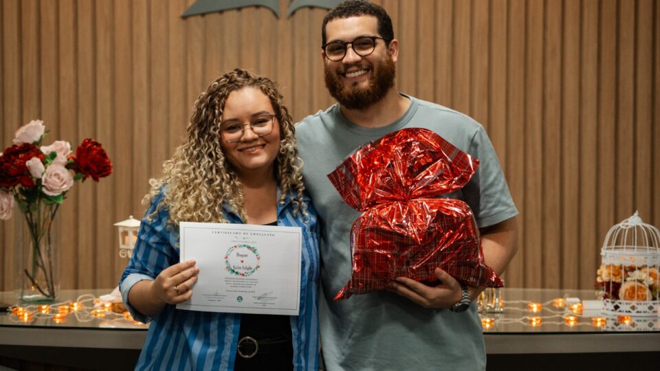 Victor e Thayane recebendo o certificado de conclusão do Curso de Noivos. (Foto: Matheus Amaral)