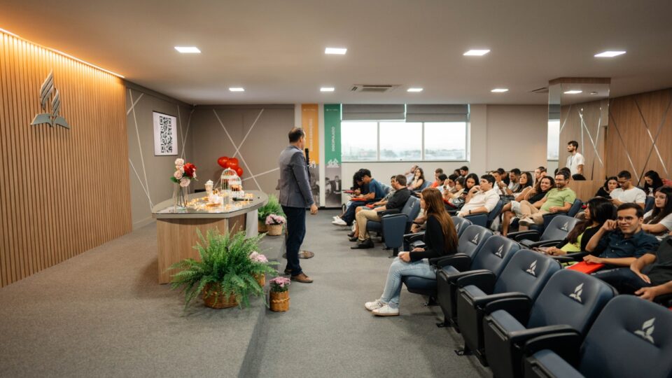 Pastor Gabriel Pasquale conduzindo o momento de prguntas e respostas. (Foto: Matheus Amaral)