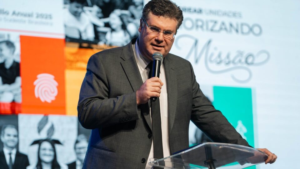 Pastor Hiram Kalbermatter em sua palestra da manhã no Concílio do Ancionato. (Foto: Matheus Amaral)