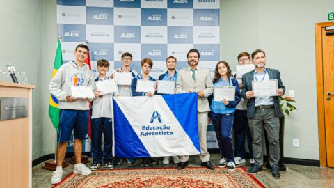 Medalhistas da Educação Adventista em olimpíada mundial são homenageados em SC