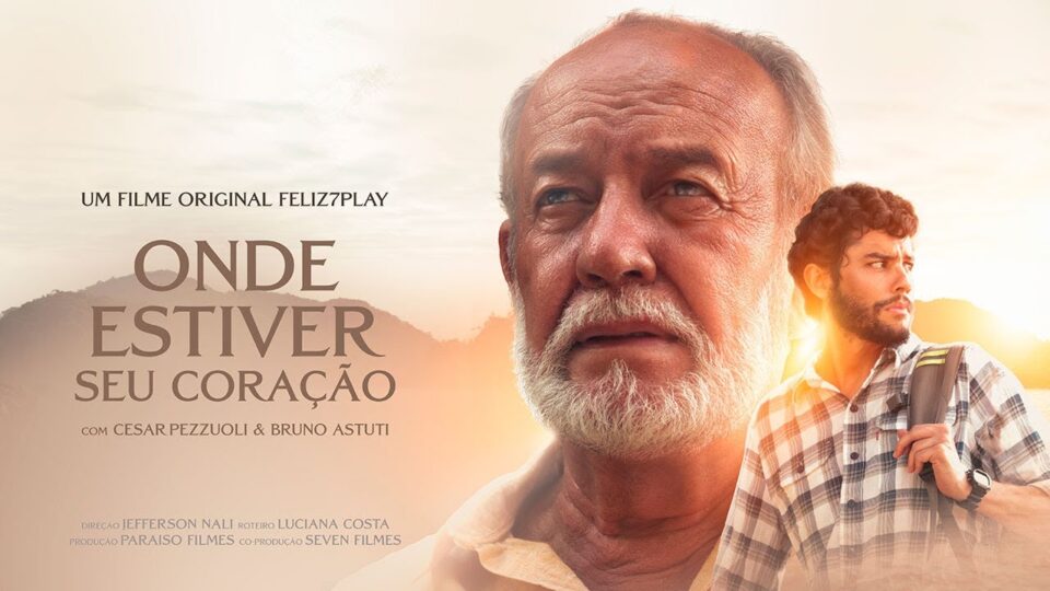 Capa do filme do Feliz7play, com rosto do personagem idoso olhando para a esquerda e metade do corpo do jovem com um mochila nas costas.