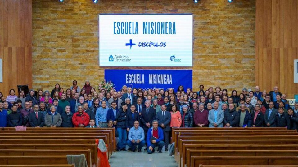 grupo de pessoas que participaram do curso de instrutores bíblicos.