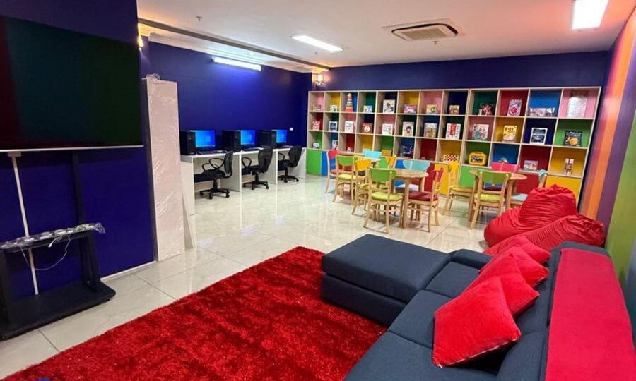 Antes e depois de um ambiente para crianças no Centro de Influência do Vietnã