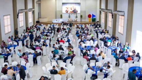Encontro reúne centenas de líderes para fortalecer a missão da igreja local