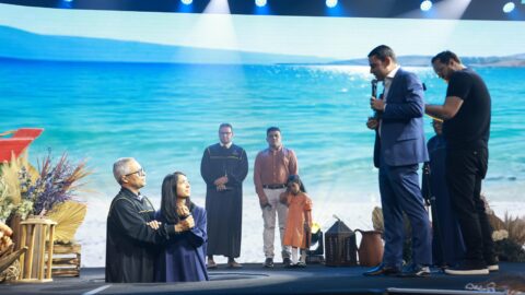 Convites de filha de 6 anos levam mãe e avó ao batismo durante celebração dos 130 anos da Educação Adventista