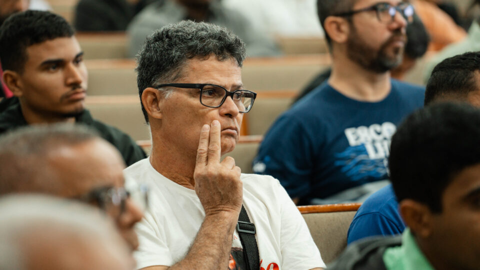 Sebastião assistindo a programação. (Foto: Matheus Amaral)