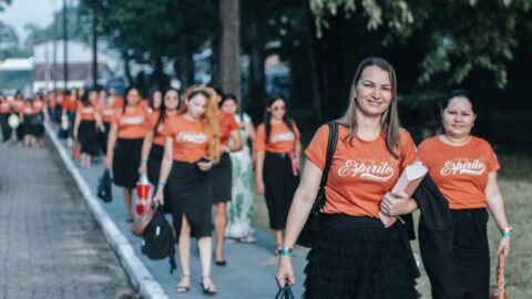 Mulheres enfrentam longas distâncias para buscar crescimento espiritual